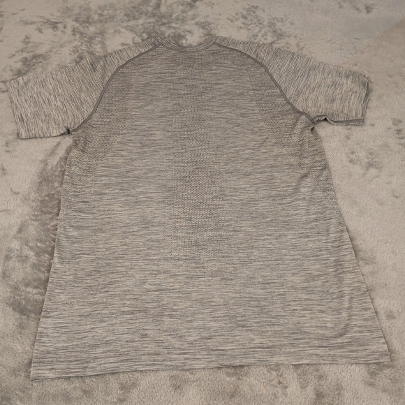 Lululemon Men's Pullover Gray Short Sleeve Shirt Size Small - Picture 10 of 16